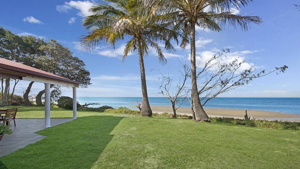 Beachmere House | Sea Cottage - Beachside Paradise