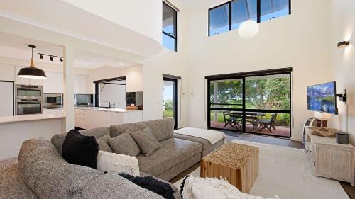 Dicky Beach House | Seabreezes & Ocean Views