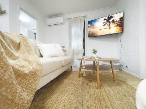 Batehaven Apartment | Seafoam Hideaway - Oceanfront Stay for 4