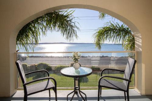 Batehaven Apartment | Seafront Getaway Studio, Great Location with Pool