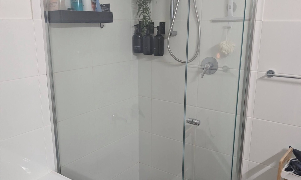 Kilburn Apartment | Seamless Comfort: Guest Room in Shared Modern Apartment