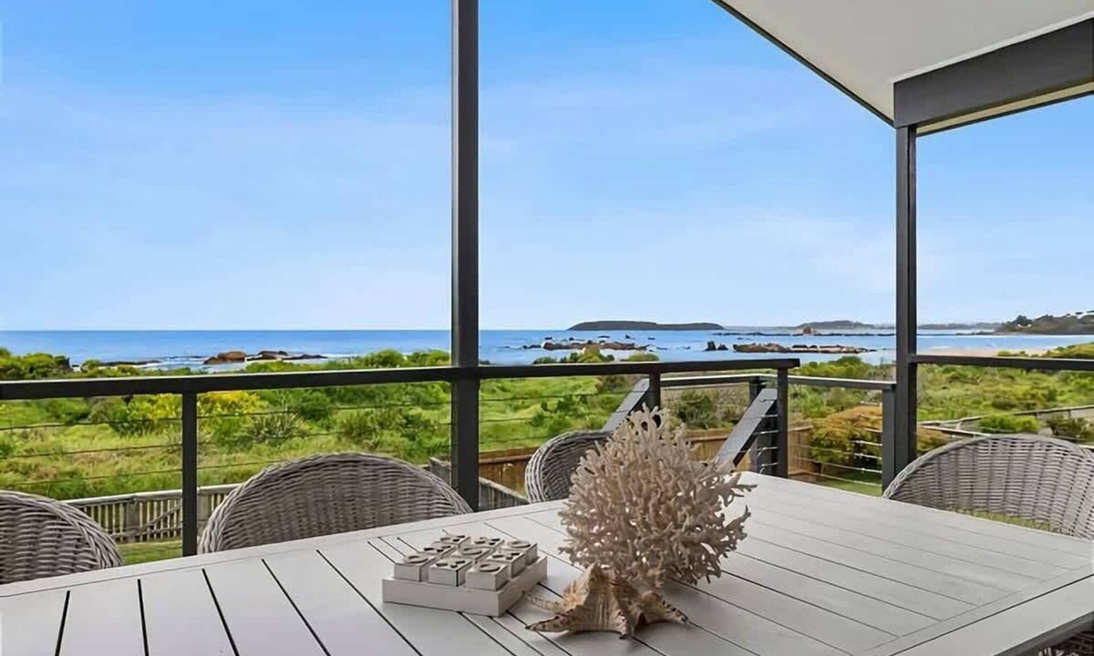 Tomakin House | Seaspray Daze | Beachfront Tomakin Cove