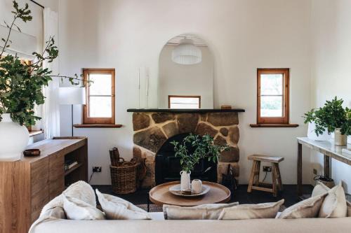 Basket Range House | Secluded Stone Cottage perfect for Couples Escape - Waterfalls