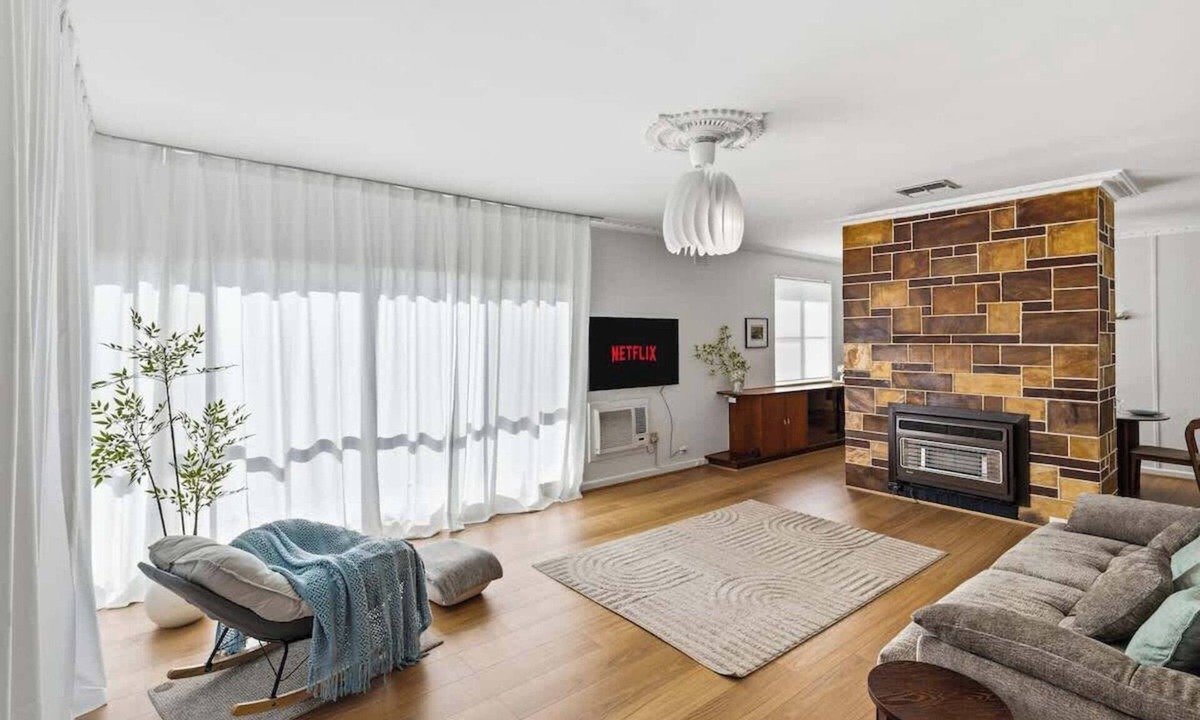 Mount Gambier House | Seednest Blue Lake King Bed & BBQ Backyard