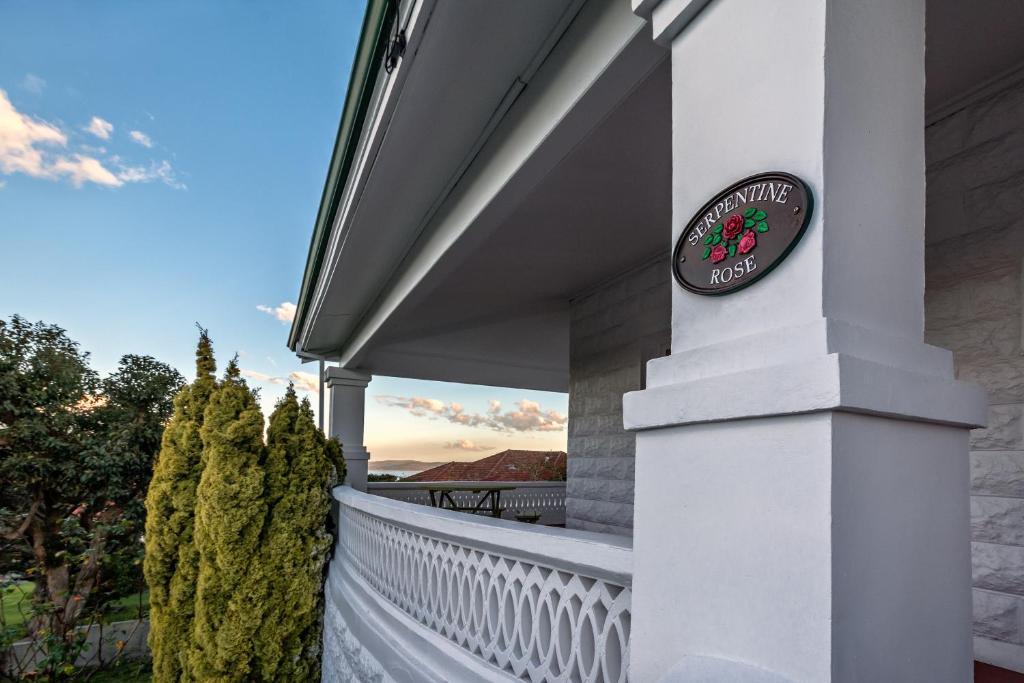 Albany House | Serpentine Rose