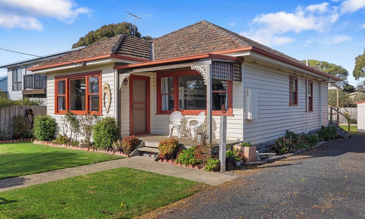 Cowes House | Settle In Retro cottage, Cowes family holiday 10 min walk to beach, FREE WIFI
