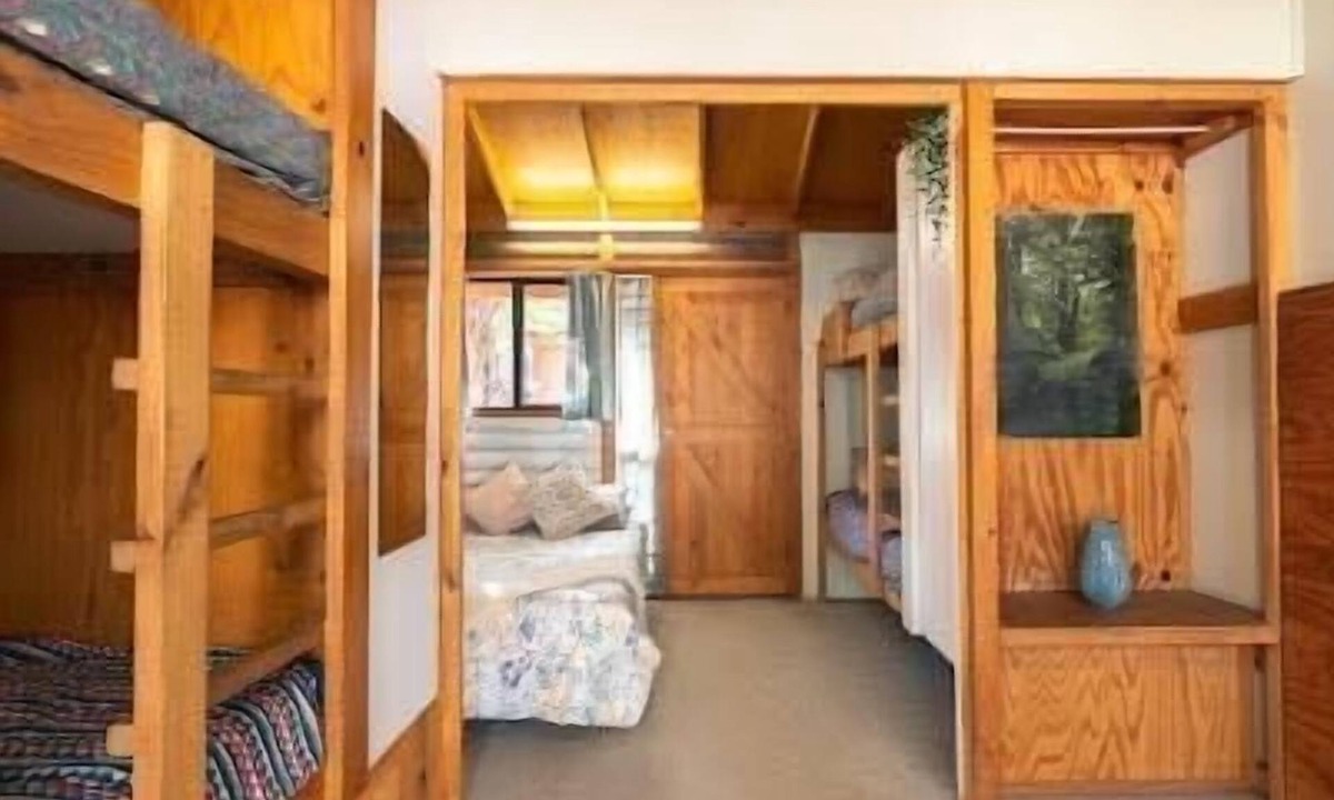 Woolundunga Cabin | Shearer's Quarters (Private Room) - Budget-Friendly, Family Rooms With 1 Double & 2 Single Bunk Beds