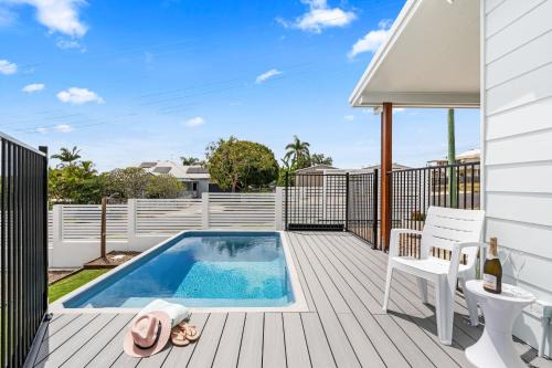 Urangan House | 'Short Break' - Luxurious Coastal Retreat with Pool and BBQ
