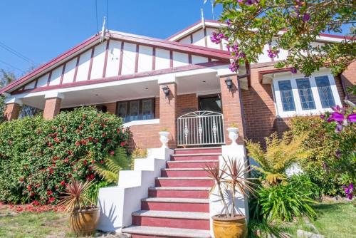 Katoomba House | Silver Mist - Art Deco, Central Heating and Fireplace