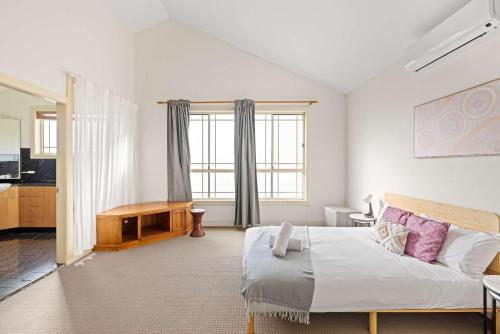 Bexley House | Simple No-Frills Double Room with Ensuite Bathroom & Air Conditioning in Bexley