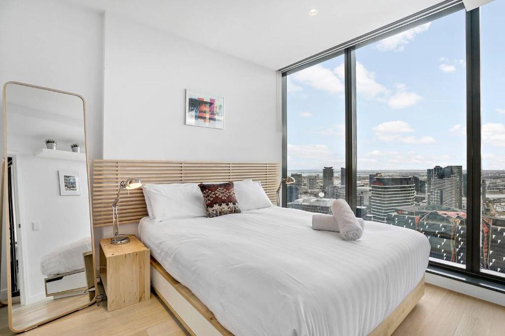 Melbourne Central Business District Apartment | Sky High CBD Living with Resort style Amenities