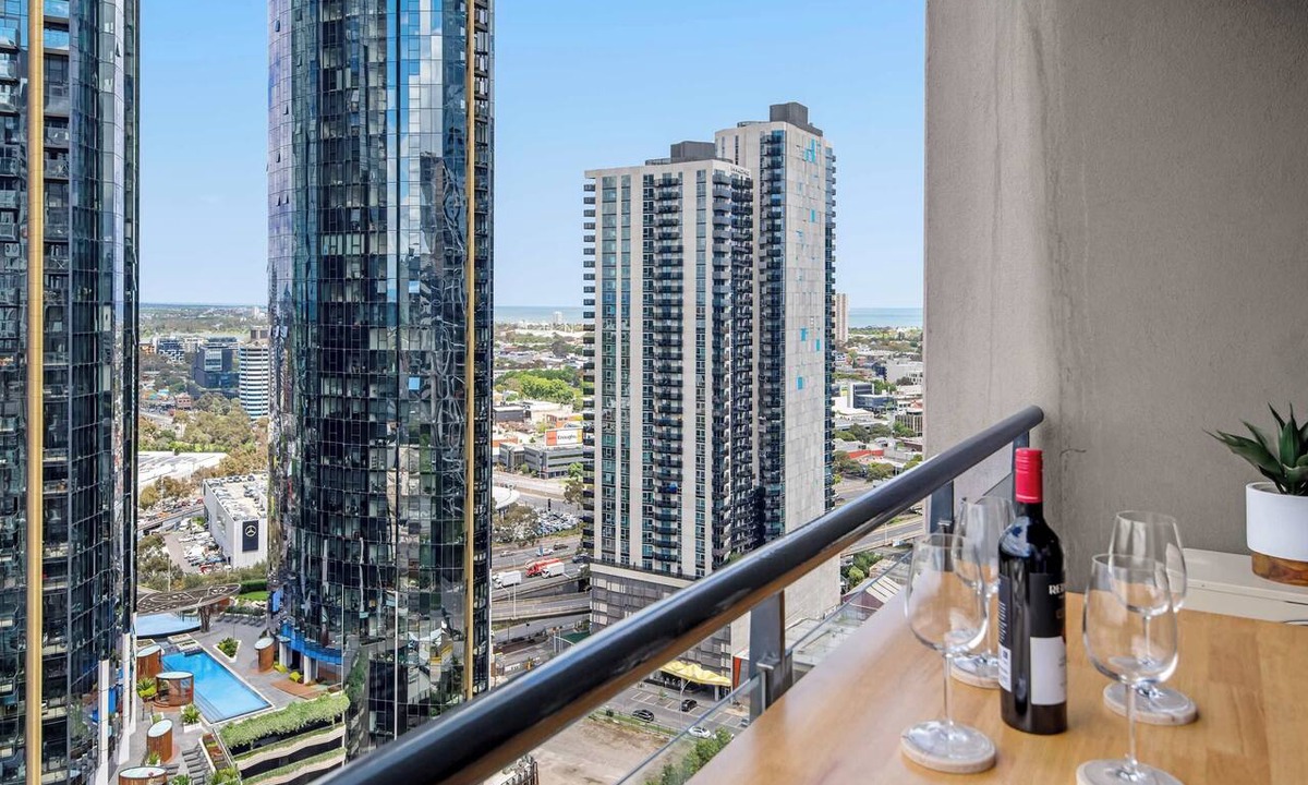 Southbank Apartment | Skyline Escape Melbourne| Pool,Gym & Walk to Crown