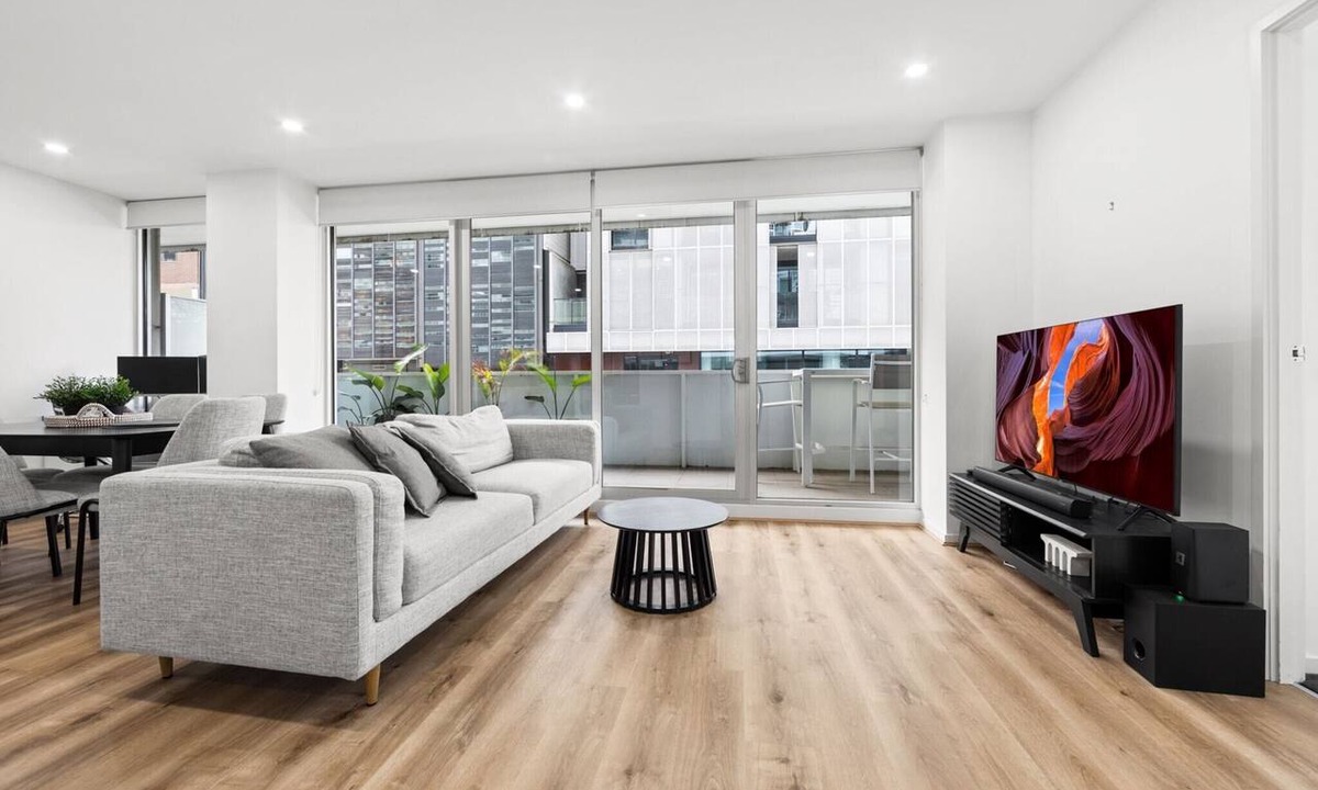 South Yarra Apartment | Sleek South Yarra 2-Bed with Alfresco Dining
