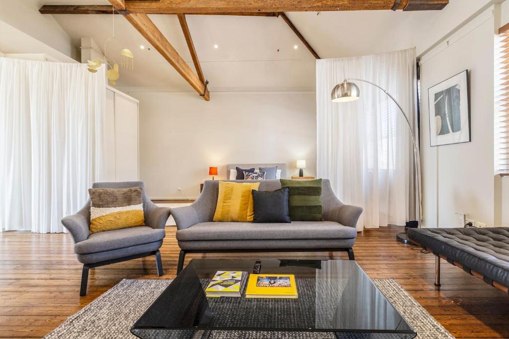 Collingwood Apartment | Smith Street Studio - Trendy Inner-city Balcony Stay