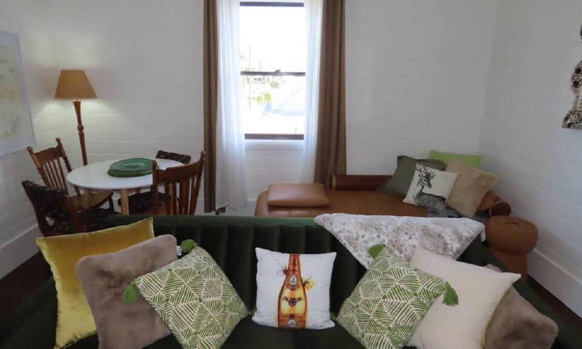 Smithtown House | Smithtown Champagne B&B (Bed & Bubbles)