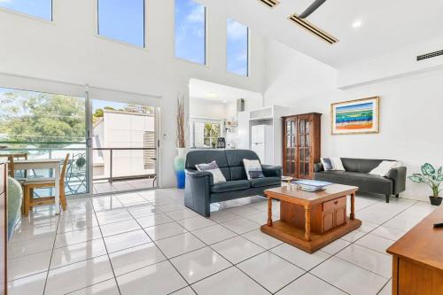 Bellara Apartment | Smooth Sailing -Modern 2 bedroom apartment!