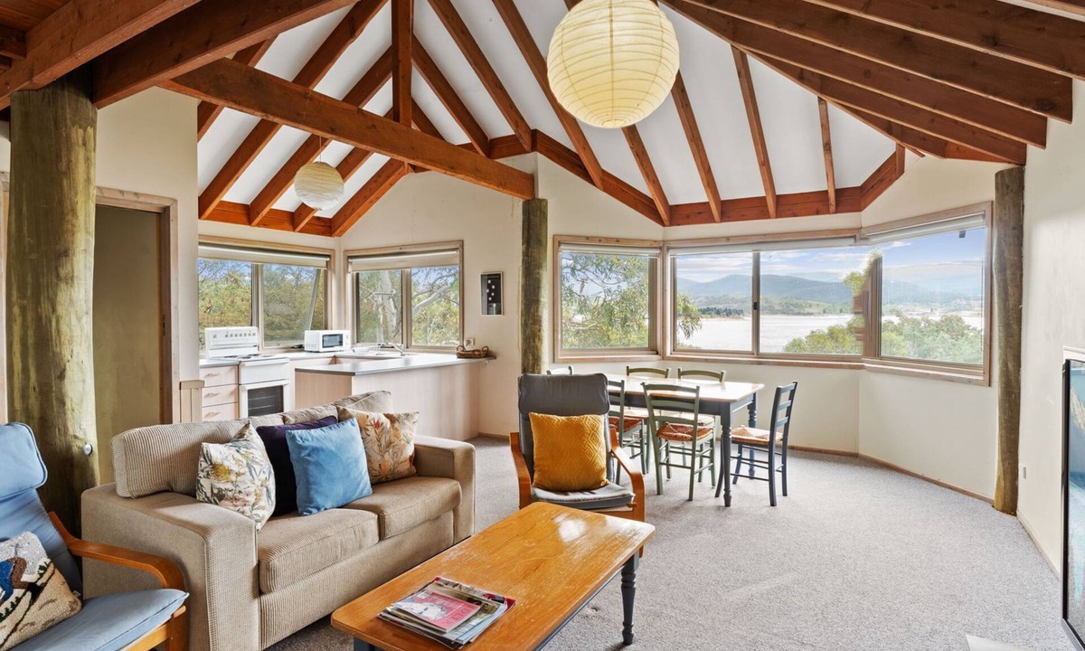 East Jindabyne House | Snowgums on the Lake - Charming 4BR Home l Amazing Lake Views l Balcony
