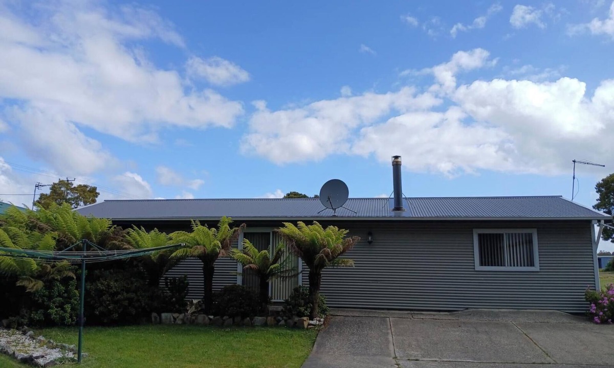 Strahan House | Snug Stays After Wild Days