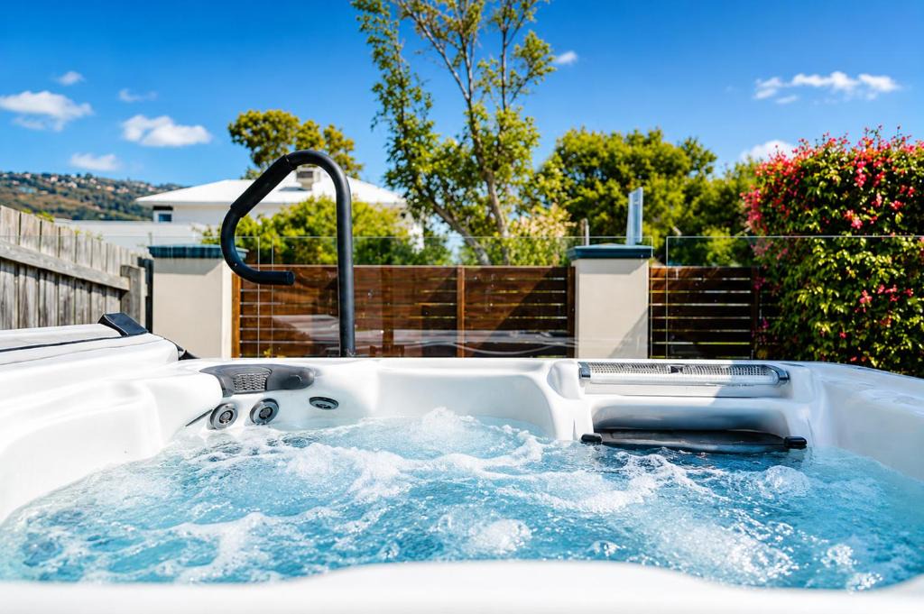 Dromana House | Solander in Dromana with Private Spa by Ready Set Stay