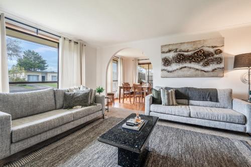 Dromana House | Solander's Retro Residence - Group Stay by the Beach