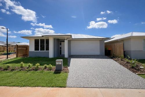 Warner House | Solara Retreat - Modern 4BR Home with Backyard