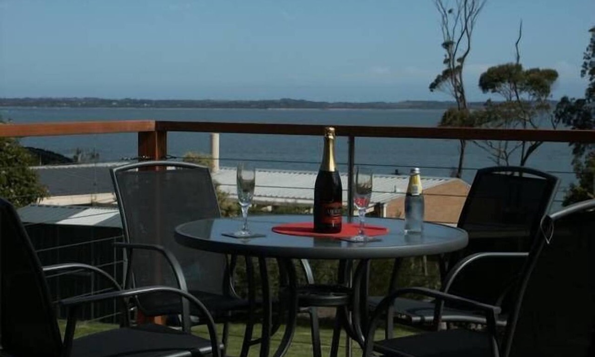 Somers Apartment | Somers Holiday accommodation with stunning balcony seaviews and private garden