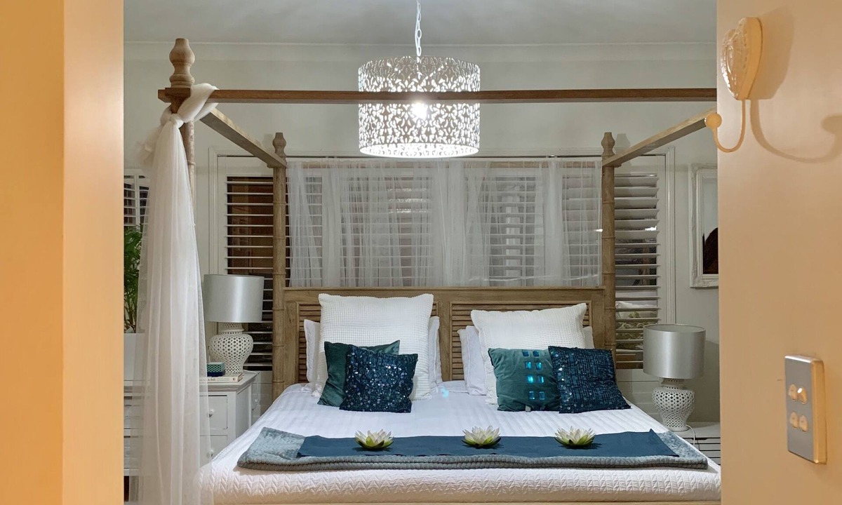 Carindale House | Sophisticated Stylish home in the heart of Carindale with all ammenities.