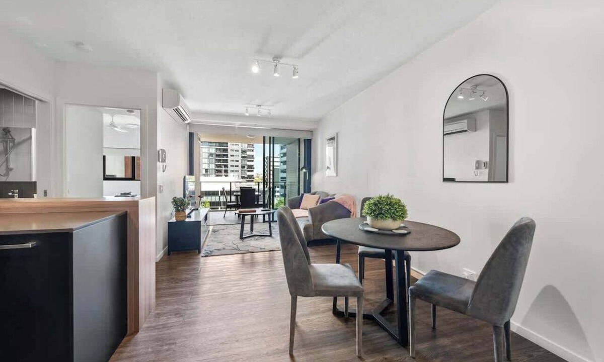 South Brisbane Apartment | South Bank Styling! ~ 1Bed, 1Bath, 1Car, Balcony