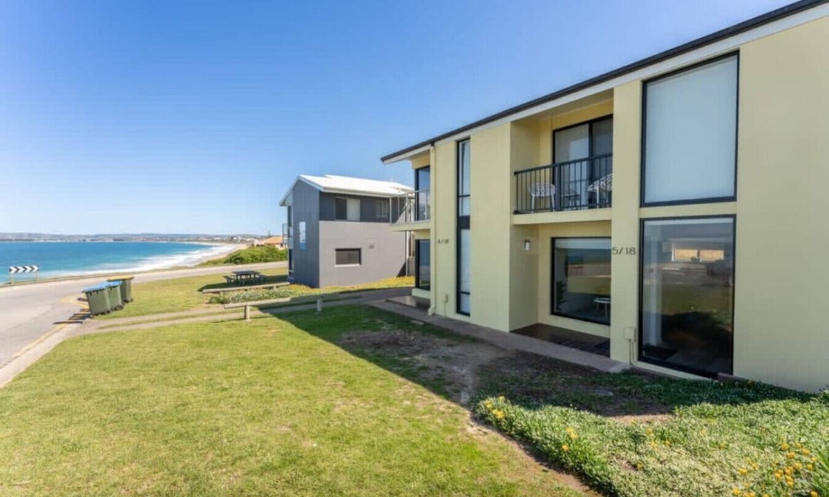 Port Elliot Villa | South Seas 5 - Absolute Beachfront Escape near Cafés