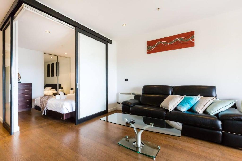 St Kilda Apartment | Southside St Kilda Seclusion with Balcony and Parking