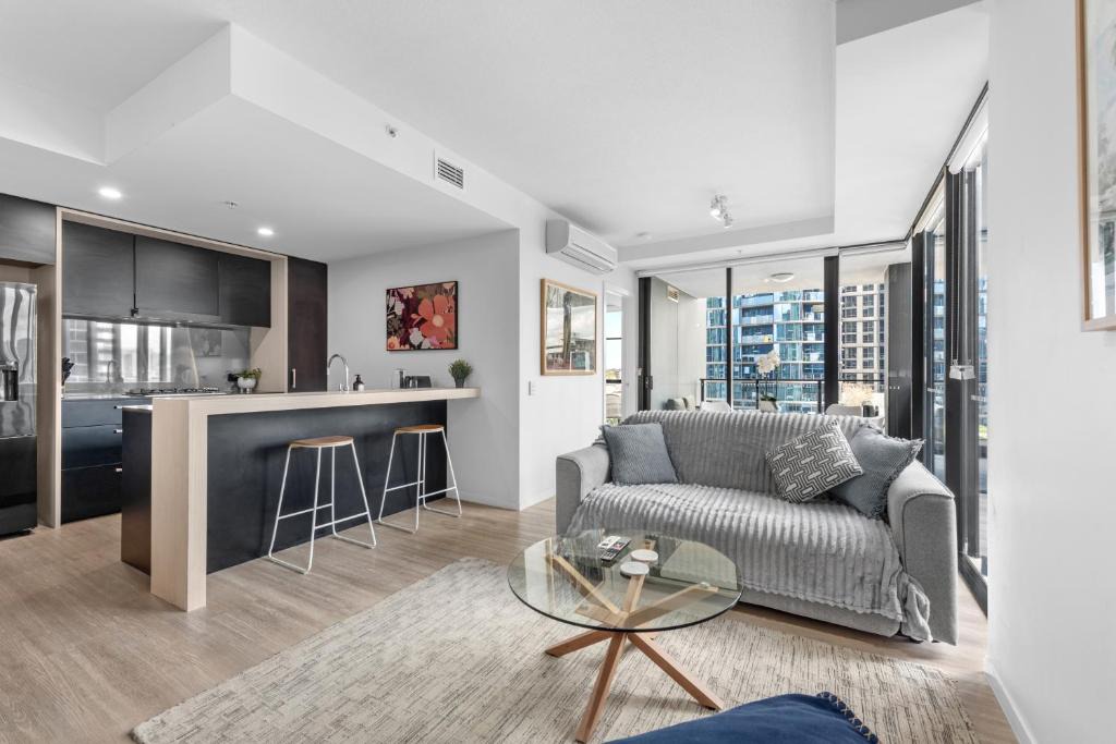 South Brisbane Apartment | Spacious 2BR Apt on Fish Lane with Pool and Parking!