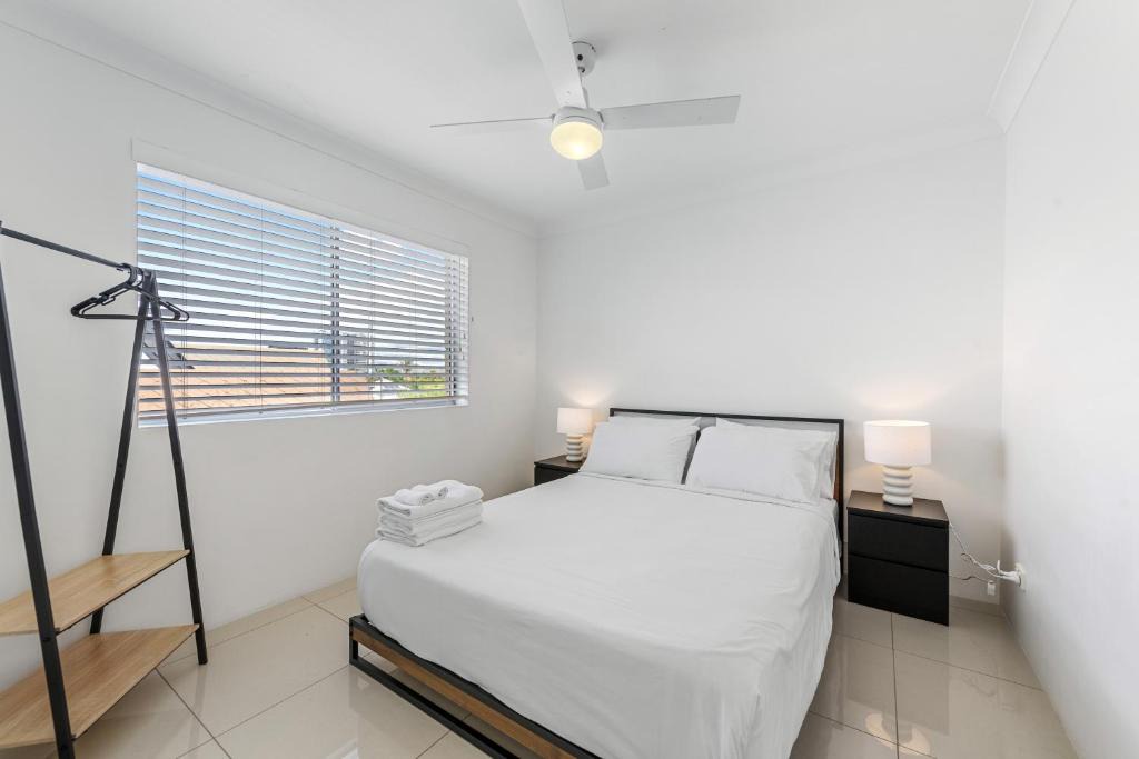 East Brisbane Apartment | Spacious 2BRM Apt Close to Gabba with Parking & Wifi