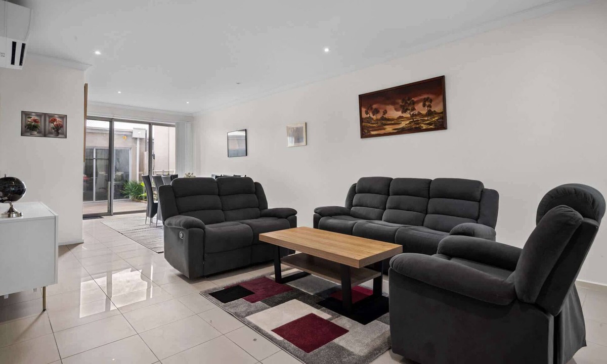 Coburg Apartment | Spacious 3-Bed Townhouse in Coburg