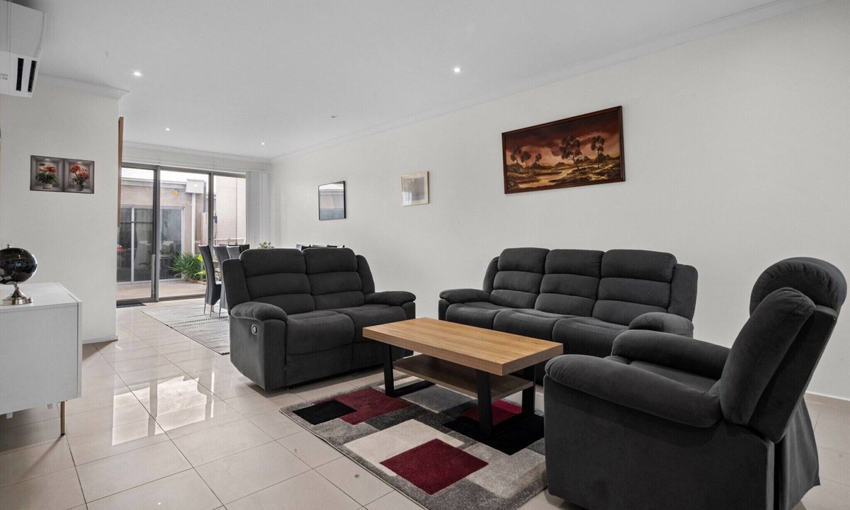 Coburg Apartment | Spacious 3-Bed Townhouse in Coburg