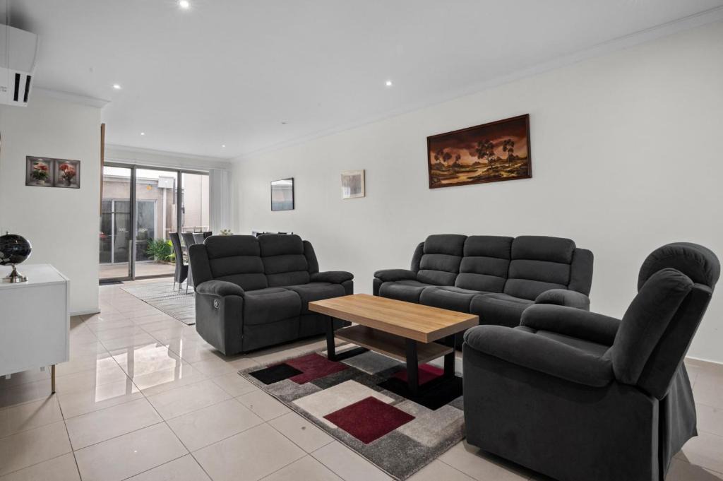 Coburg Apartment | Spacious 3-Bed Townhouse in Coburg