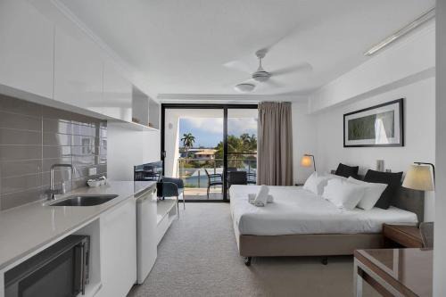 Mackay Apartment | Spacious 3BR 2-Key Apartment - Pool Gym & Parking