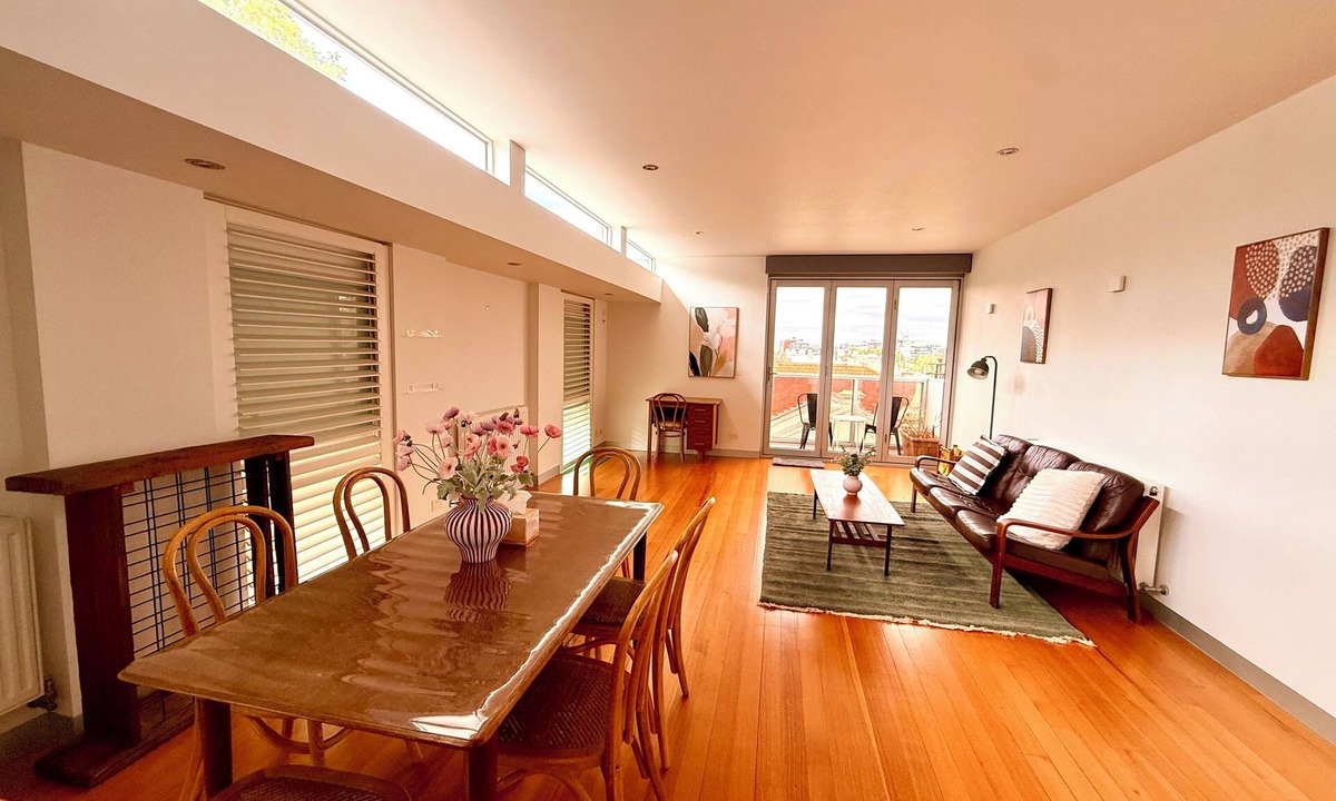 Carlton Apartment | Spacious 3BR Carlton Stay Walk to Cafés, Gardens & CBD