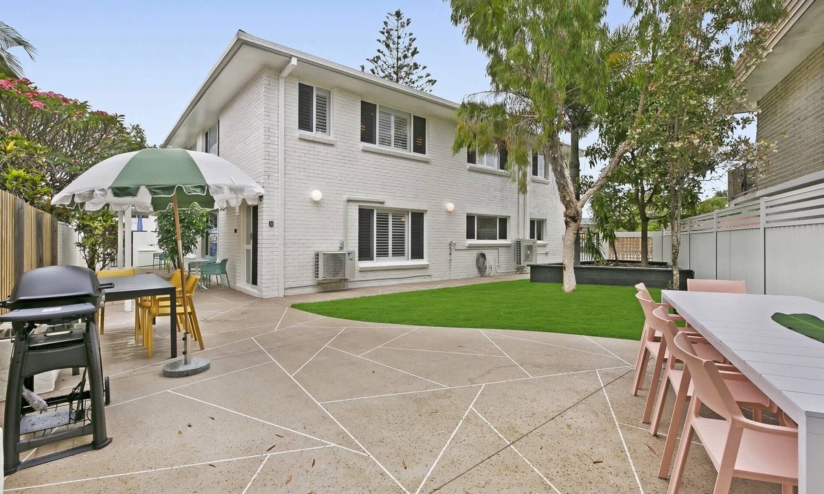 Surfers Paradise House | Spacious 4-Bed Villa with Mediterranean Charm