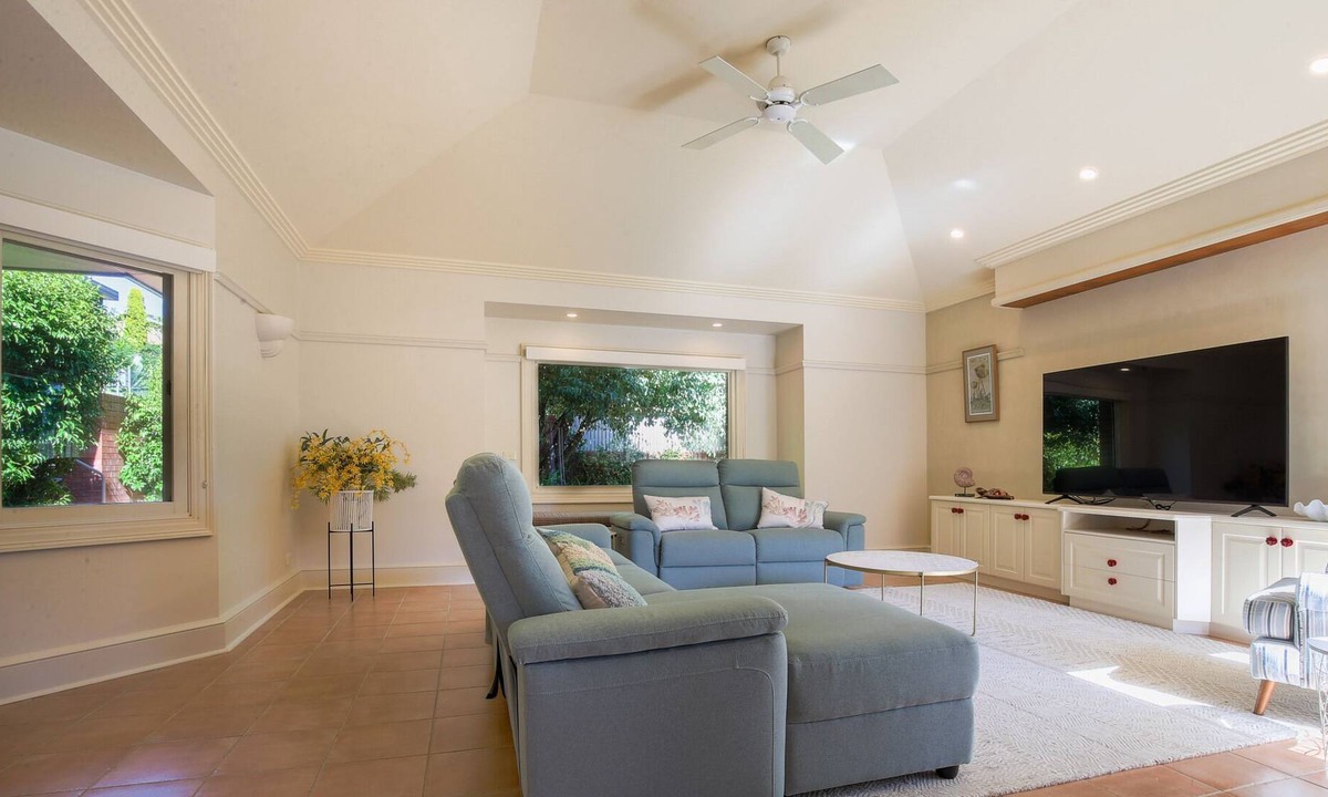 Surf Beach House | Spacious 4-Bed House with Outdoor Dining