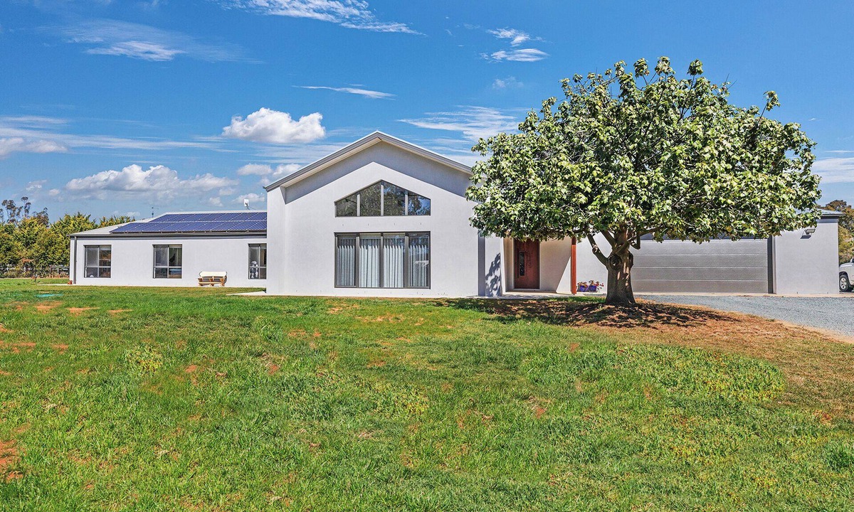Wharparilla House | Spacious 4-bedroom house in welcoming Wharparilla with WiFi, AC close to river