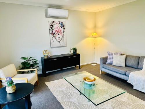 Sunbury Villa | Spacious- 4-bedroom house near Airport