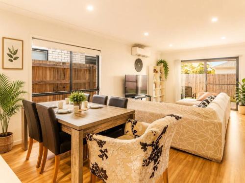 Logan Reserve House | Spacious 4B Near Logan with Parking