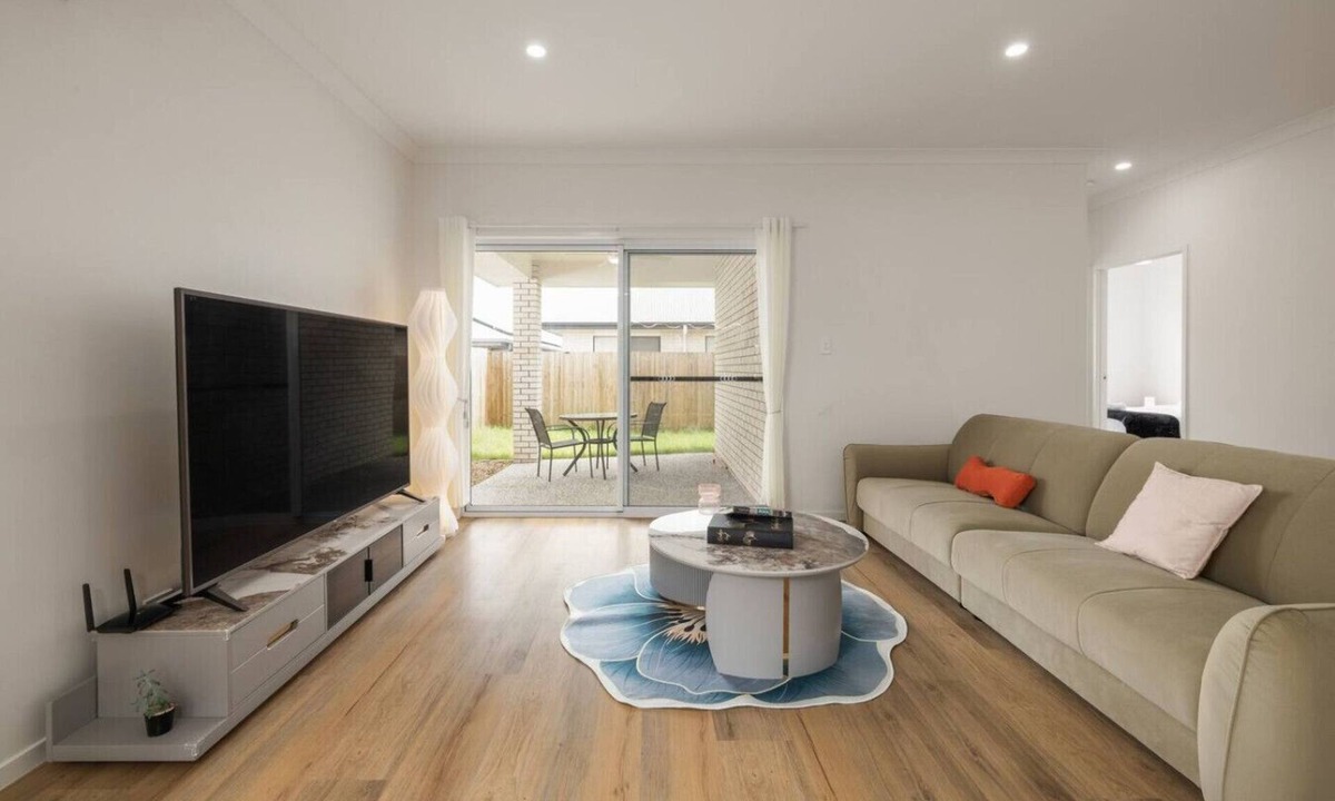 Greenbank House | Spacious 4BR Modern Home by Parks & Forest