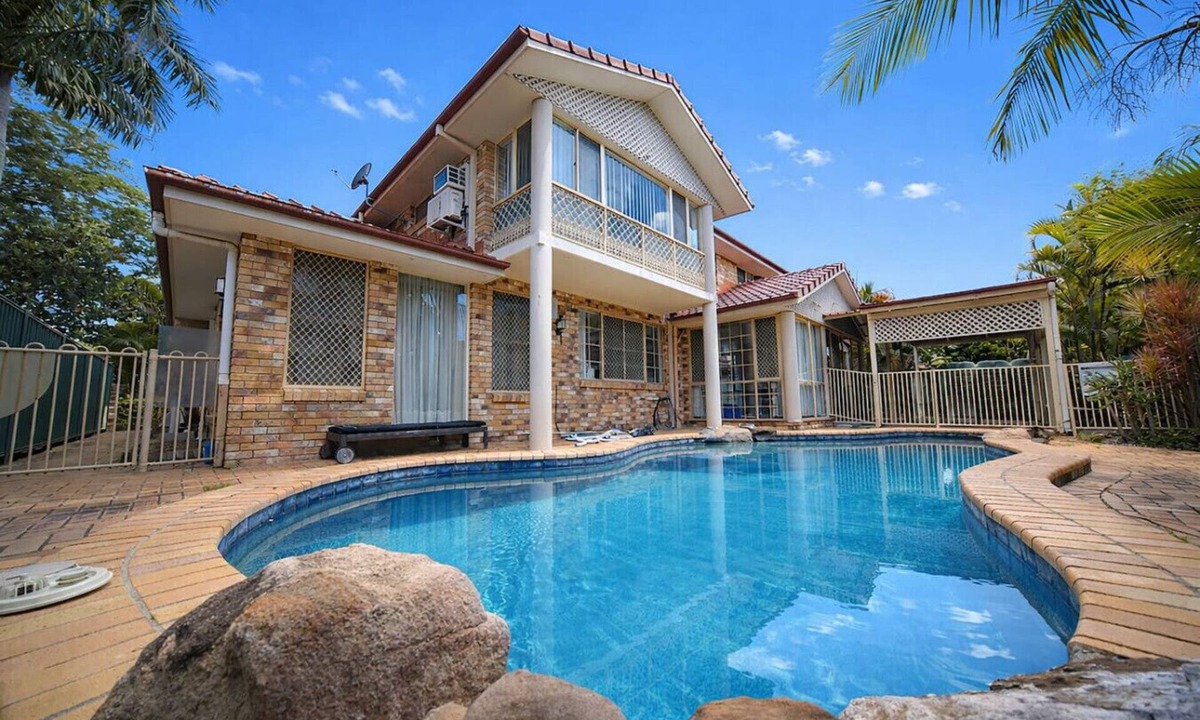 Robertson House | Spacious 5BR Family Home with Pool in Robertson