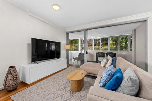 Teneriffe Apartment | Spacious and Leafy with Pool and Parking - Walk to River