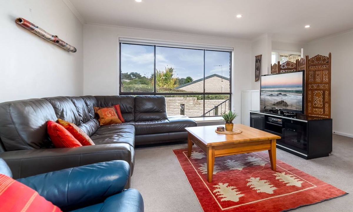 Cook House | Spacious and Restful Holiday Home with Backyard