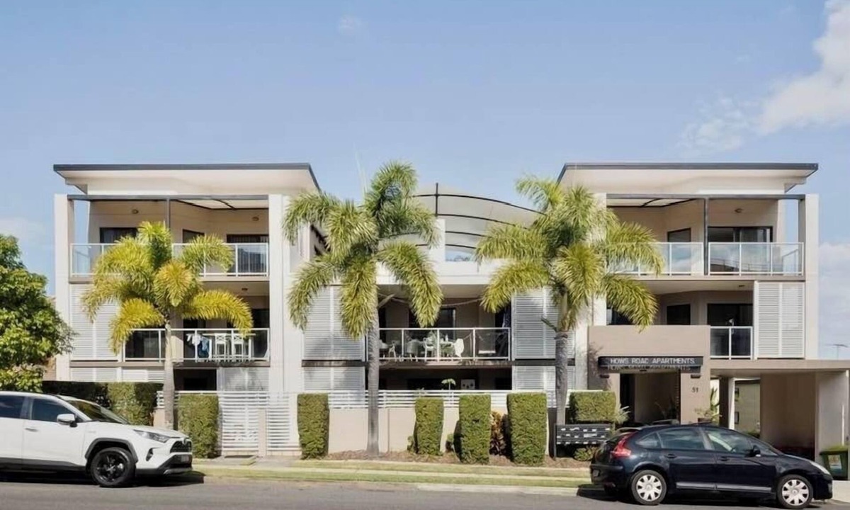 Nundah Apartment | Spacious beachy apartment with leafy outlook.Close to airport, bus, train, shops
