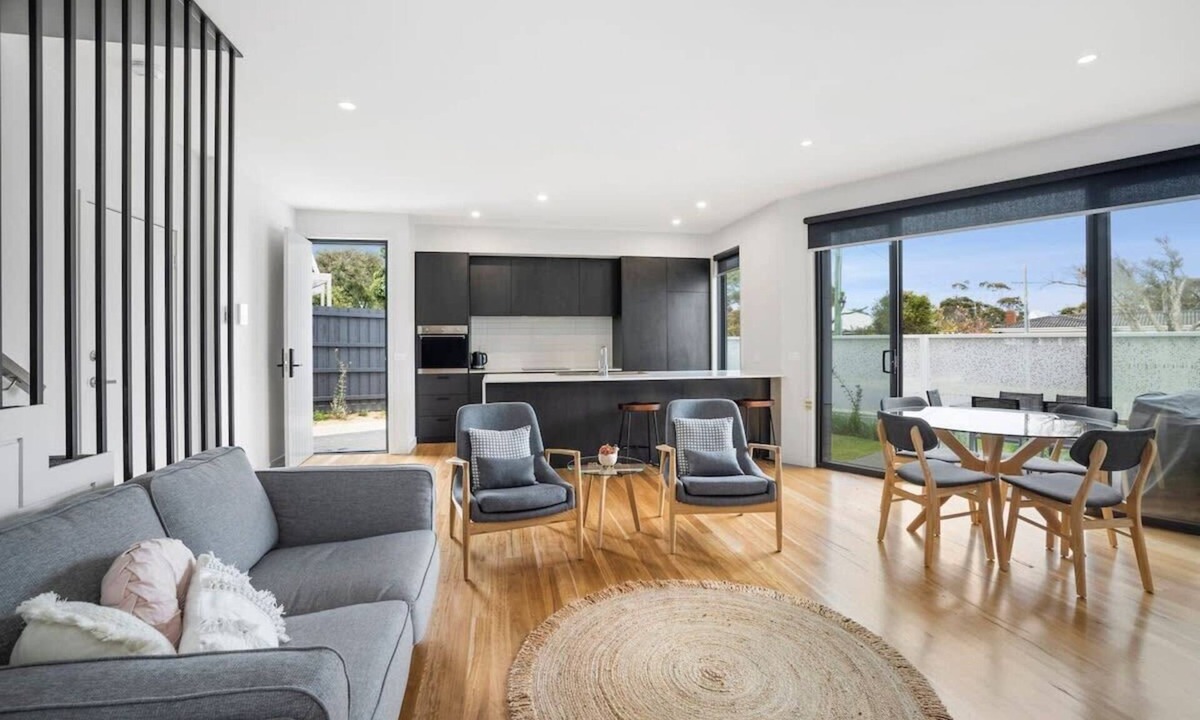 Torquay House | Spacious, Central to All Shops and beach