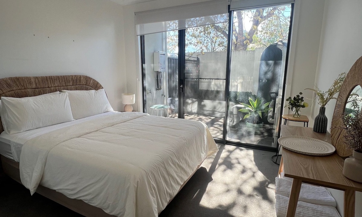 Walkerville Apartment | Spacious chic townhouse in Walkerville, only minutes to the city