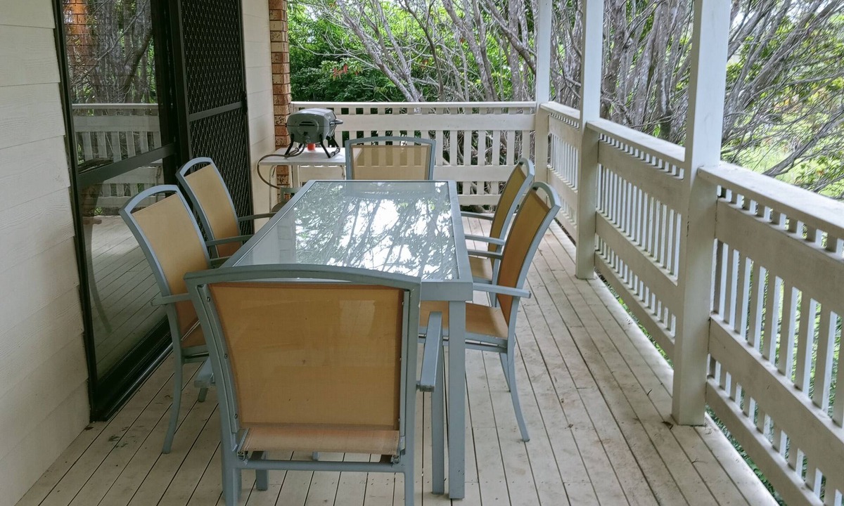Woombye House | Spacious, comfortable, Pet Friendly 3-Bed House minutes from the Big Pineapple